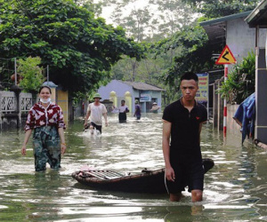 Hà nội: Ngập lụt, hàng nghìn người dân ăn mì tôm qua ngày