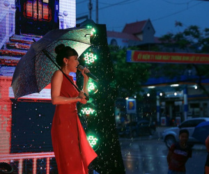 Khán giả đội mưa nghe Bích Phương cầm ô hát Bùa Yêu