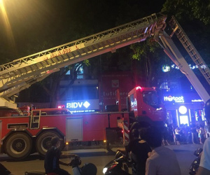 Lính cứu hỏa cứu bảy người mắc kẹt trong vụ cháy ở Hà Nội
