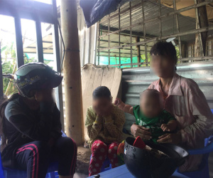 Lời kể của mẹ bé gái 15 tuổi bị 'người tình' xâm hại đến sinh con: Cũng vì nghèo khổ mà tôi đã hại con mình