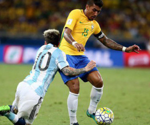 Messi đã nói gì khiến tuyển thủ Brazil không dám sút phạt?
