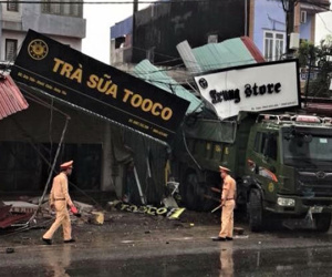 Ôtô tông sập nhiều nhà dân, 2 mẹ con tử vong tại chỗ