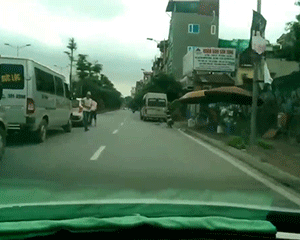 Video: Cậu bé lao sang đường đột ngột suýt bị ô tô tông trúng khiến ai nhìn cũng thót tim