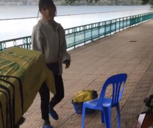 Clip 'Hai thanh niên đang ngồi ghế công cộng thì bị người phụ nữ đuổi đi chỗ khác để bán hàng' tại Hà Nội gây tranh cãi