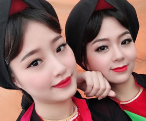 Dàn thiếu nữ được khen xinh đẹp khi mặc áo tứ thân, chít khăn mỏ quạ
