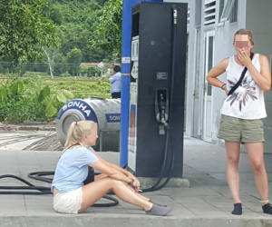 Hình ảnh hai cô gái ngoại quốc vô tư ngồi hút thuốc cạnh cây xăng gây tranh cãi