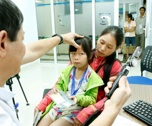 Báo động nhiều trẻ bị bệnh về mắt, cha mẹ lầm tưởng do nhìn theo bóng đèn