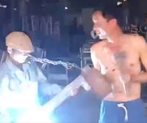 Clip: Màn biểu diễn văn nghệ tóe lửa của các anh thợ cơ khí Việt Nam khiến dân mạng vừa sợ vừa thích thú