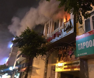 Hà Nội: Cháy ảnh viện áo cưới tại Xã Đàn, nhiều người dân hiếu kỳ dựng xe dưới lòng đường đứng 'hóng' bất chấp mưa to