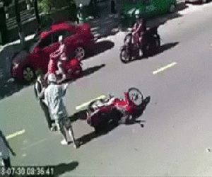 Tranh cãi clip nam thanh niên ngoại quốc lao vào xô đẩy em học sinh sau va chạm trên đường phố