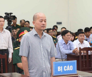 Út 'trọc' khai nhà nghèo khổ, học ít, chữ xấu nên nhờ người khác viết hộ lý lịch Đảng