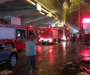 Chập điện ở tầng 15 khu chung cư, hàng trăm cư dân tháo chạy tán loạn trong đêm mưa