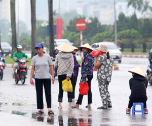 Phe tranh cướp khách trước quầy bán vé giải U23 quốc tế