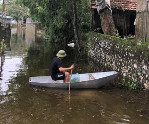 Vỡ đê bối ở Hà Nam, cả trăm hộ dân sống khổ trong biển nước