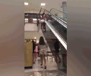 Clip Nữ sinh nghịch dại trong trung tâm thương mại và cái kết kém vui