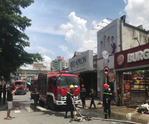Cửa hàng thức ăn nhanh ở khu cao cấp Thảo Điền bốc cháy ngùn ngụt, hàng chục người tháo chạy ra ngoài