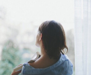 Đừng để mình thành cô gái trong rạp chiếu phim: Trước khi làm tình, hãy dành 1 giây nhìn xuống nơi mình sắp ngả lưng
