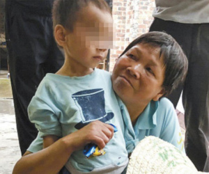Em bé 3 tuổi sống một mình cùng xác ông suốt 5 ngày