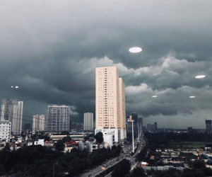 Hà Nội: Mây đen đang phủ kín bầu trời như trong phim viễn tưởng