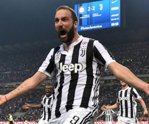 Higuain tới Milan để kiểm tra y tế