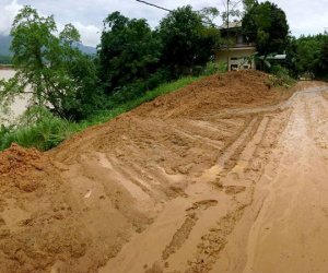 Hòa Bình: Thêm nhiều nhà nứt toác, chực sập xuống sông Đà