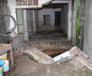 Ngập lâu ngày, 'rốn lũ' Chương Mỹ phát sinh những sự cố khó lường