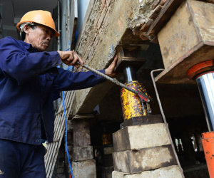 Video: Cận cảnh công trình 5.500 tấn được 'thần đèn' nâng cao 2 m