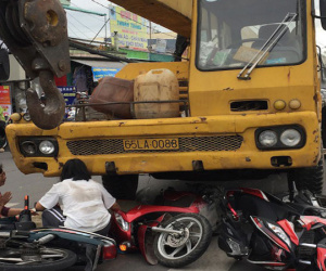 Xe cẩu tông 3 xe máy dừng đèn đỏ, 1 bé trai tử vong