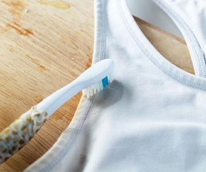 Cách tẩy vết bẩn trên áo trắng dễ 'như ăn kẹo' chỉ mất vài phút