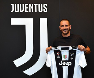 Chính thức: Juventus và AC Milan hoàn thành vụ trao đổi ấn tượng nhất hè 2018