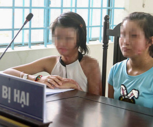 Đánh nhau náo loạn tại phiên tòa xử kẻ tạt axit 2 cô gái