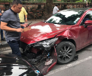 Hà Nội: Hai xế hộp đọ xem đầu ai cứng hơn giữa phố, kết quả BMW 1 - 0 Mazda
