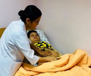 Mong muốn làm mẹ mãnh liệt, người phụ nữ liệt tứ chi 'xin' con của người đàn ông lạ, chấp nhận nguy hiểm để bé gái được chào đời