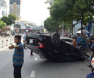 Ô tô 'làm loạn' trên phố, tông văng người vào bờ tường rồi “phơi bụng” trước tiệm massage ở Sài Gòn