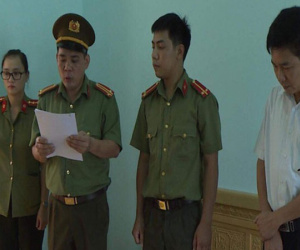 Ông Trần Xuân Yến cho copy dữ liệu gốc bài thi mang về nhà, chấm thử trước khi sửa bài gốc