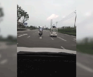 TQ: Ô tô vi phạm bỏ chạy, cảnh sát bám trên nóc suốt 13km