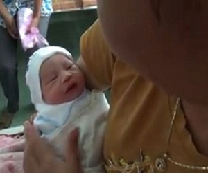 Bé trai sơ sinh còn nguyên dây rốn, bọc ni lông bỏ vệ đường