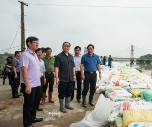 Bí thư Hà Nội lội nước thăm người dân vùng ngập