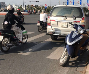 Bỏ chạy khi tông 3 xe máy, ô tô tiếp tục tông người truy đuổi