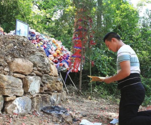 Đỗ đại học, chàng trai chạy ngay ra mộ để báo tin cho người bố đã khuất và câu chuyện phía sau khiến ai cũng cảm động