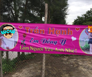 Góc yêu phải nói: Thanh niên in băng rôn, biểu ngữ kèm hình bạn gái treo trước cổng để tỏ tình