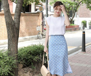 Mặc đúng trend chân váy midi khi đến văn phòng