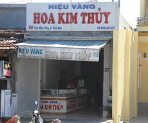 Nam thanh niên táo tợn dùng búa đập tủ trộm tiệm vàng ở Quảng Nam