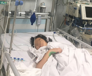 Người mẹ Sài Gòn bất lực nhìn con gái bị xe tải cán lìa chân: 'Cô ơi, sao con giơ chân được đến đây vậy?'
