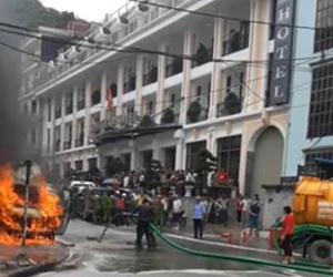 Sa Pa: Phun cả xe hút bể phốt cứu ô tô đang cháy ngùn ngụt