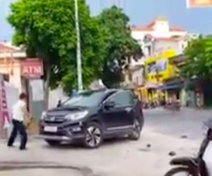 Bất ngờ lý do người đàn ông dùng hung khí đập phá ô tô ở Thái Bình