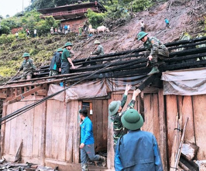 Bộ đội dầm mưa dựng nhà sập, tìm người mất tích ở Lai Châu