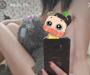 Instagram của Bộ Quốc phòng Nga xuất hiện ảnh 'mát mẻ', dù đã xóa sau 10 phút nhưng vẫn bị dân mạng phát tán
