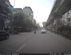 Video: Lái xe 'điên' đâm va hàng loạt người từ Hoàng Cầu tới Hoàng Đạo Thúy