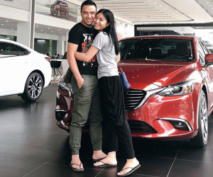 Vừa đăng ký kết hôn, MC Hoàng Linh đã cùng chồng tậu xế hộp tiền tỉ, thú vị hơn là cả hai đi... dép tông đến nhận xe